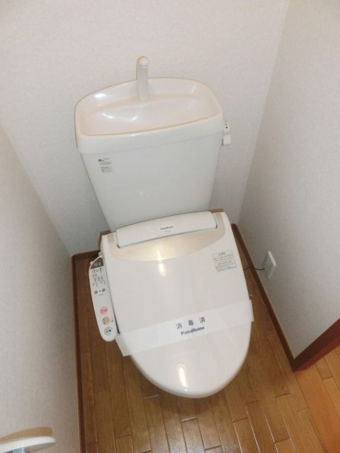 トイレ　温水洗浄便座付きのトイレ