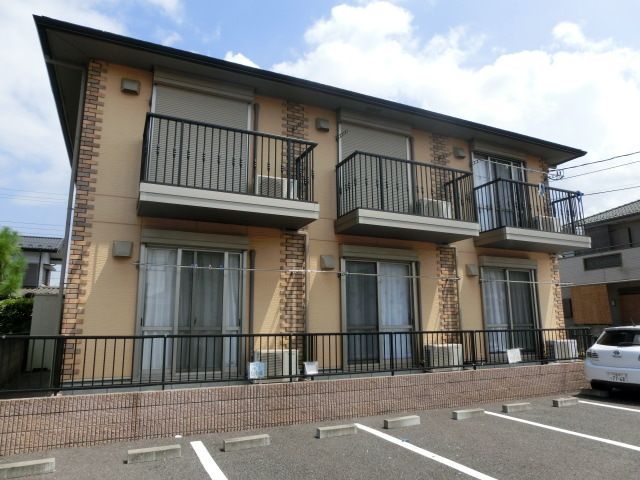 建物外観　アパート前面が駐車場で日当たり良好