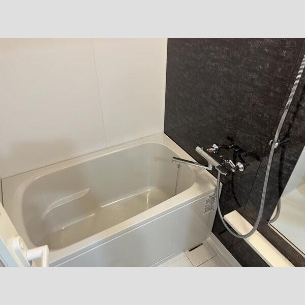 バス・シャワールーム　※写真は同じマンションの違う部屋のものになります。