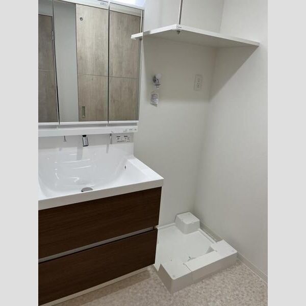 洗面設備　※写真は同じマンションの違う部屋のものになります。