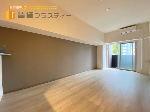 居室・リビング　電動シャッタ付きのリビングです。