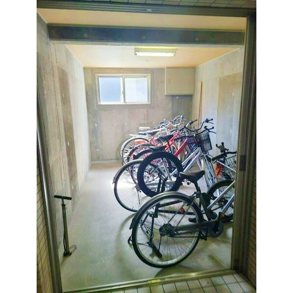 その他　雨風から守れる屋内駐輪場完備しています♪