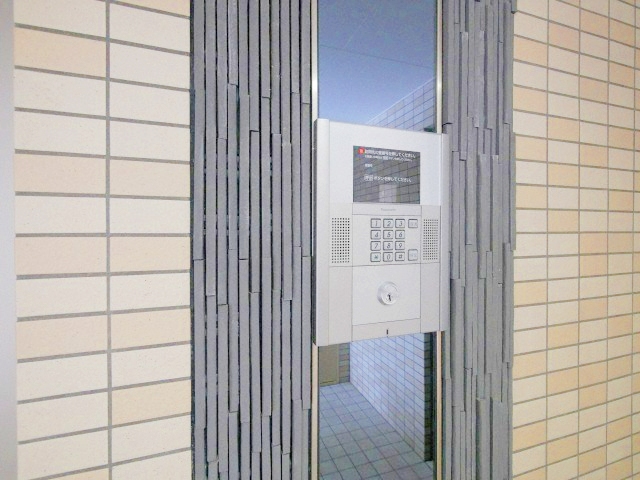 エントランス　セキュリティに配慮しオートロック設備採用です♪