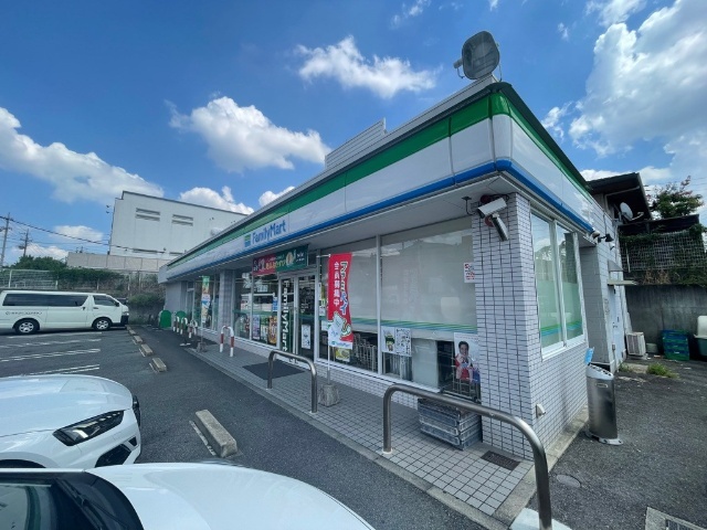 コンビニ　ファミリーマート（コンビニ）まで230m