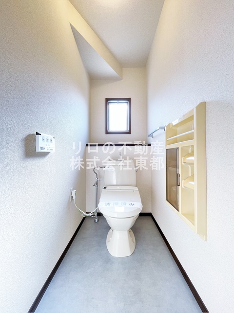 トイレ　白基調で清潔感のあるトイレです♪