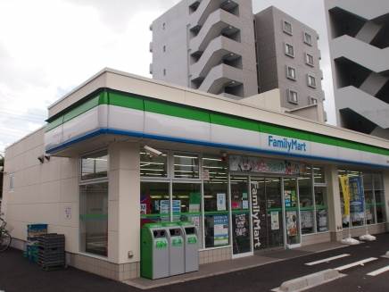 コンビニ　ファミリーマート千葉本町二丁目店（コンビニ）まで228m