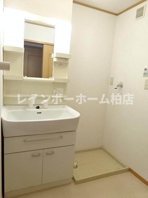 洗面設備　シャワー付き洗面台です