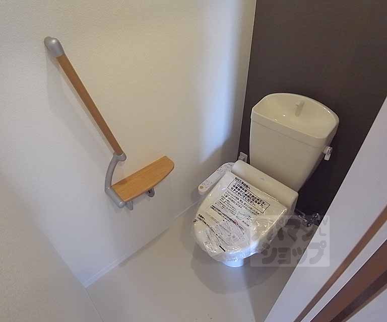 トイレ　ウォシュレット付。