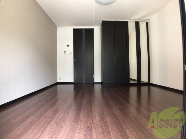 居室・リビング　シックな印象のお部屋です。７帖の洋室で広々としてきれいですね