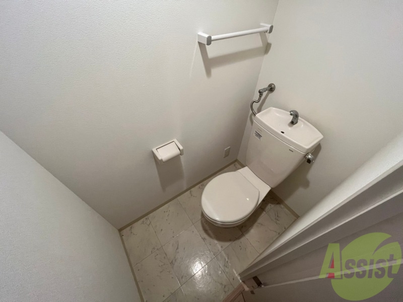 トイレ　こちらはトイレです。清潔感があり、安心して使用できます。