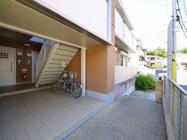 エントランス　落ち着いたエントランスです