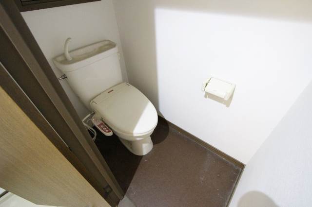 トイレ　反転タイプのお部屋の写真です。