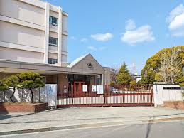 小学校　伊丹市立池尻小学校（小学校）まで39m