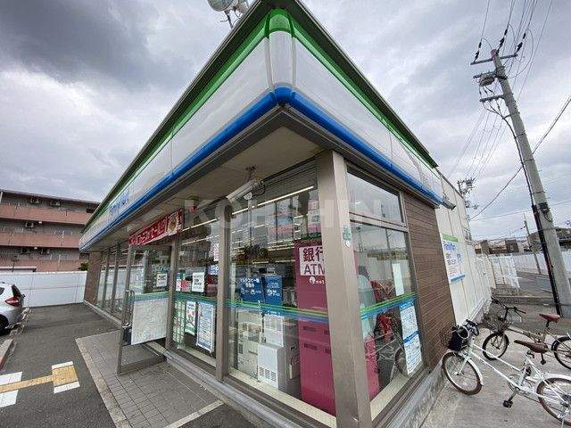 コンビニ　ファミリーマート（コンビニ）まで989m