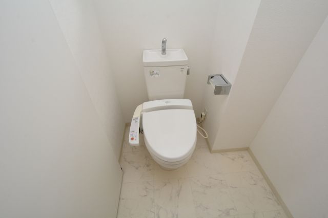 トイレ　温水洗浄便座付きのトイレです♪
