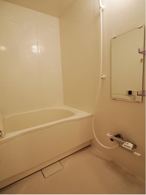 バス・シャワールーム　他のお部屋の反転した参考写真となります。