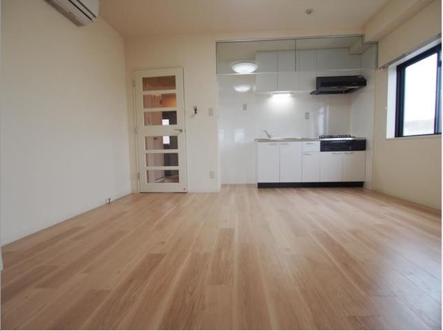 居室・リビング　他のお部屋の反転した参考写真となります。