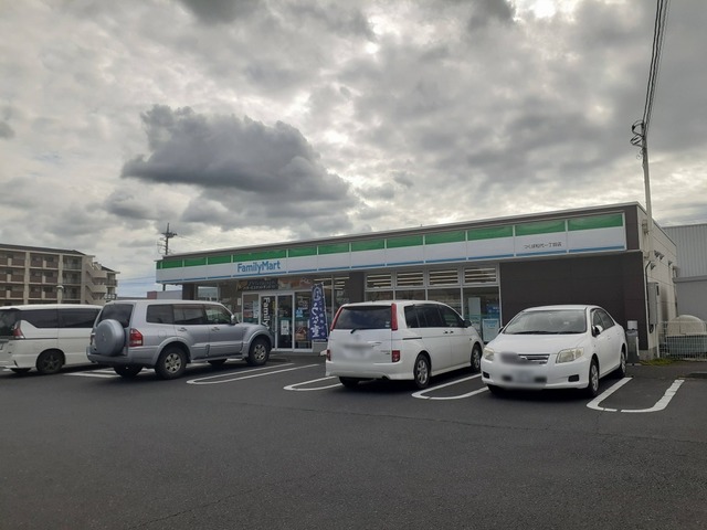 コンビニ　ファミリーマート（コンビニ）まで300m