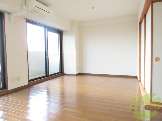 居室・リビング　明るい光が差し込む素敵なお部屋ですね～。