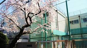 中学校　新宿区立牛込第三中学校（中学校）まで910m