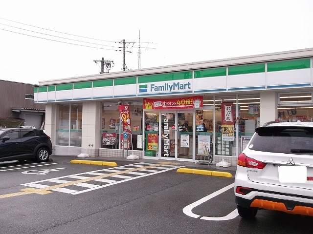 コンビニ　ファミリーマート（コンビニ）まで151m