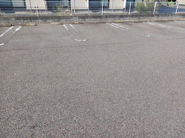 駐車場　駐車場があるので、車を買う予定の方も安心です
