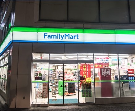 コンビニ　ファミリーマート御苑大通り店（コンビニ）まで62m