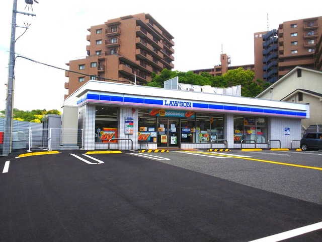 コンビニ　ローソン鈴蘭台西町五丁目店（コンビニ）まで311m