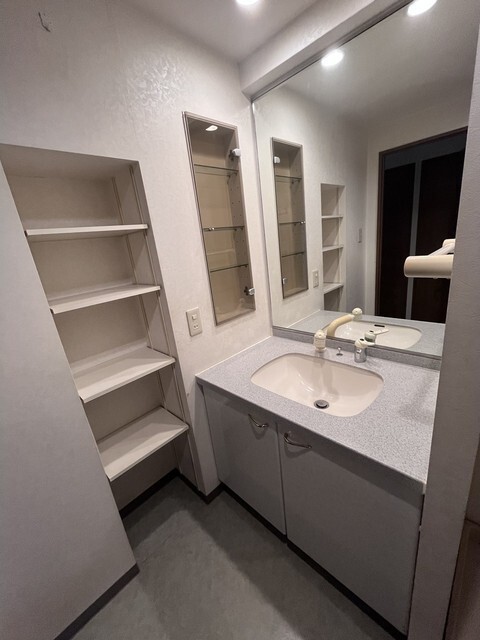 洗面設備　※同建物の別のお部屋の写真です。