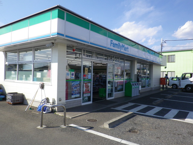 コンビニ　ファミリーマート（コンビニ）まで810m