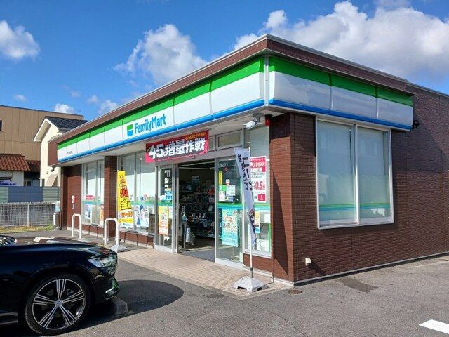 コンビニ　ファミリーマート（コンビニ）まで700m