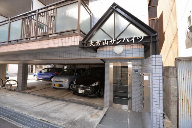 エントランス　落ち着いたエントランスです