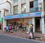 コンビニ　ローソン　巣鴨四丁目店（コンビニ）まで294m