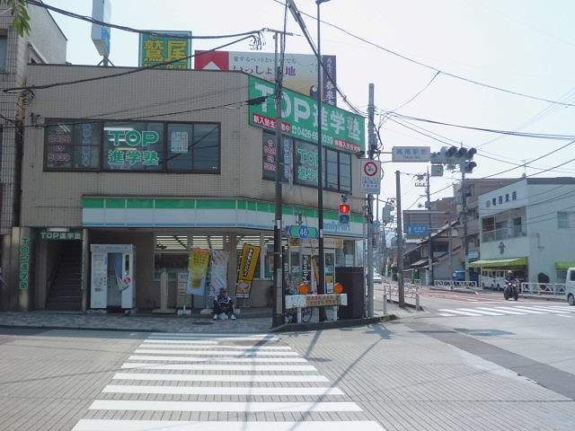 コンビニ　ファミリーマート（コンビニ）まで1600m
