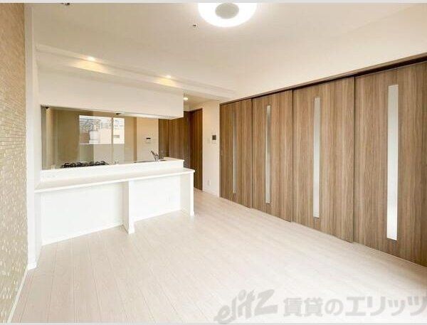 スプランディッド江坂駅前の居間写真
