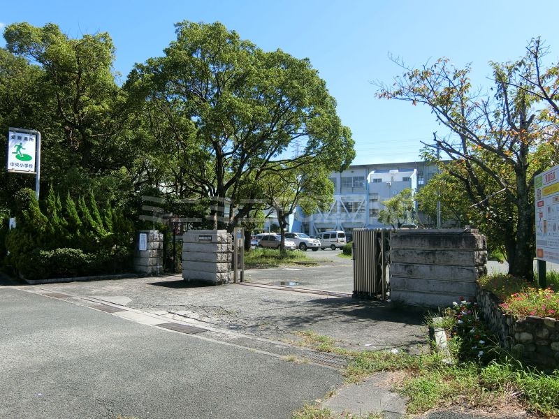 小学校　蒲郡市立中央小学校（小学校）まで827m