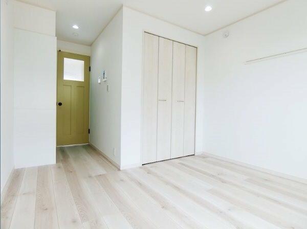 居室・リビング　白が基調の明るい室内！広々！