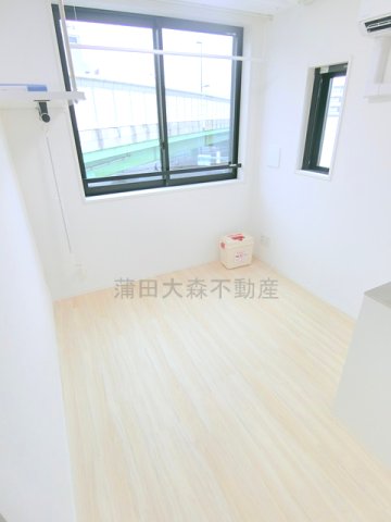 居室・リビング　洋室6.9帖　エアコンと室内物干し付！