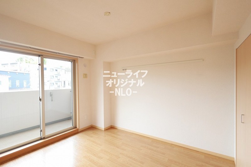 その他　自然光が心地よい洋室6帖