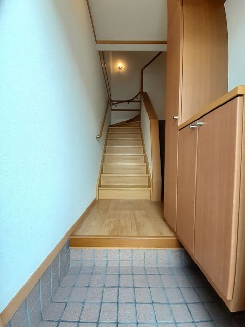 ＪＲ御殿場線 御殿場駅 バス乗車時間：7分 最寄りバス停で下車 徒歩4分 2階建 築23年の玄関写真