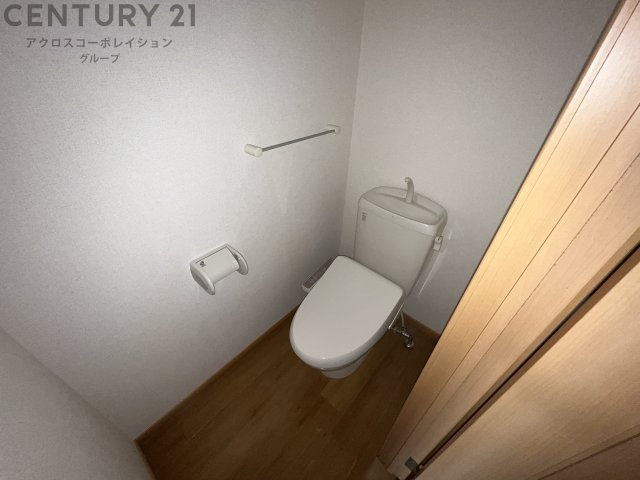 トイレ　温水洗浄便座付きのトイレです♪