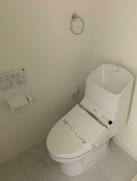 東急田園都市線 二子新地駅 徒歩15分 2階建 築8年のトイレ写真