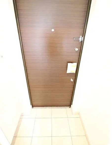 玄関　※同建物内の別部屋参考写真です