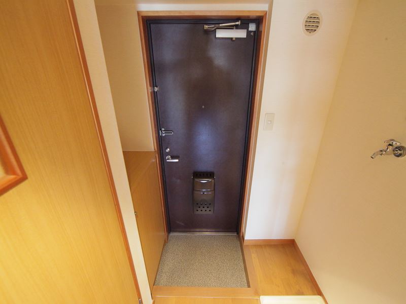 地下鉄東山線 本山駅 徒歩4分 5階建 築34年の玄関写真
