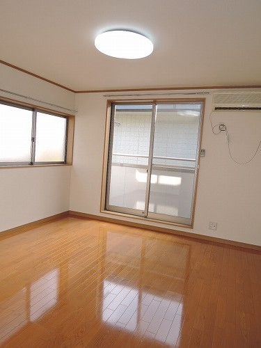 居室・リビング　室内写真は別部屋です。