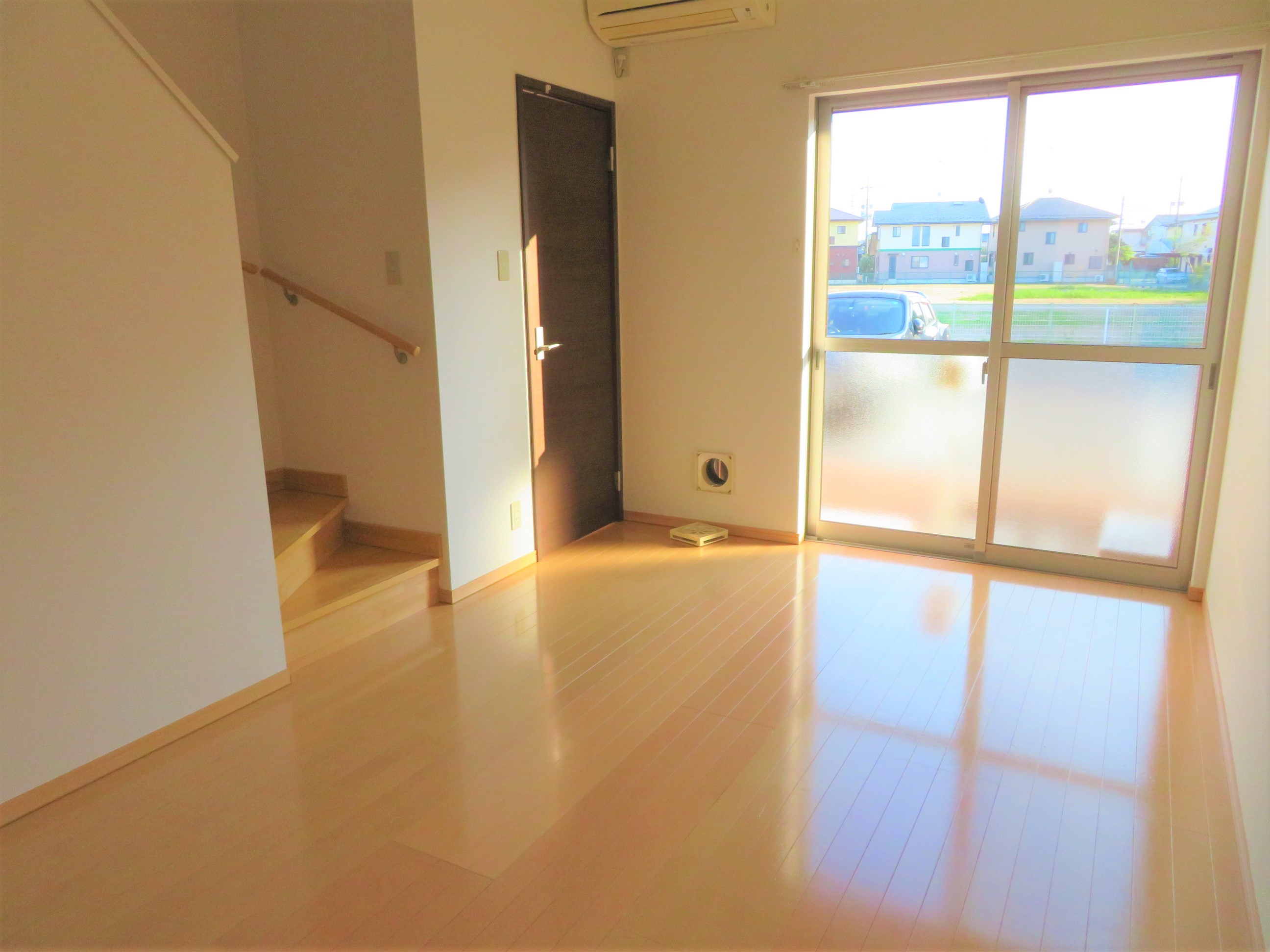 居室・リビング　11帖の南面リビング！日当たり良好です☆