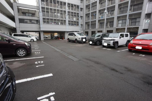 【松山市福音寺町のマンションの駐車場】