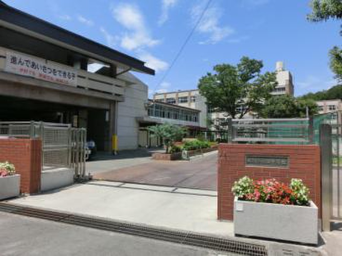 中学校　横浜市立永田中学校（中学校）まで566m