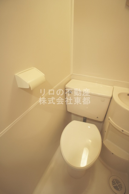 トイレ　白を基調とした空間で清潔感のあるトイレです♪