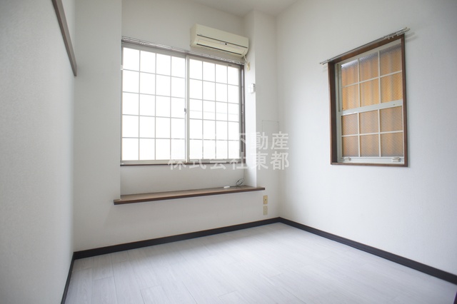 居室・リビング　２面採光なので、明るく風通しのよい過ごしやすいお部屋です♪